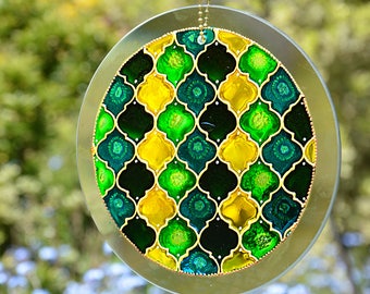 Rondet de jardin en vitrail suspendu dans un design de carreaux marocains, Leaf Green & Sunshine Yellow Garden Sun Catcher, Summer Colours Window Art