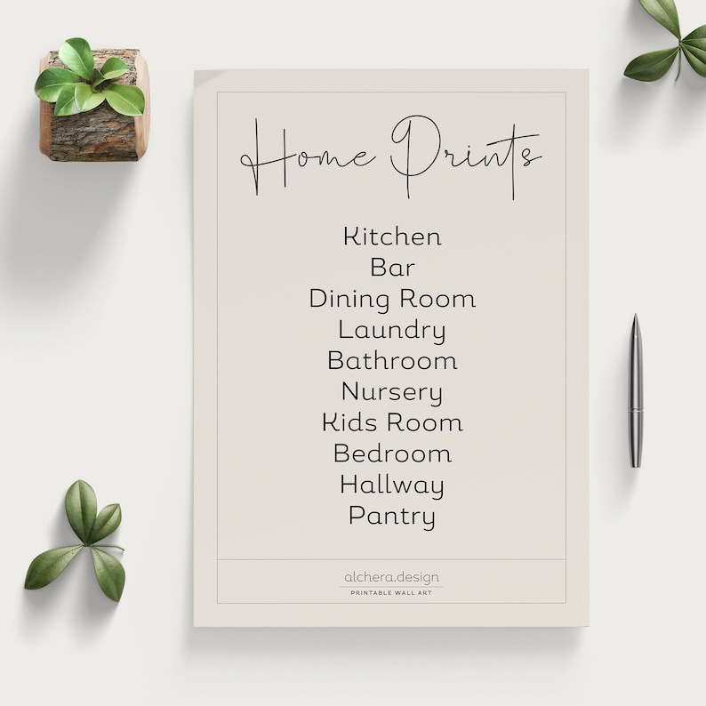 Puede incluir: Arte de pared imprimible con el texto "Home Prints" en una fuente manuscrita. La lista incluye nombres de habitaciones como Cocina, Bar, Comedor, Lavander&iacute;a, Ba&ntilde;o, Guarder&iacute;a, Habitaci&oacute;n de ni&ntilde;os, Dormitorio, Pasillo y Despensa. El texto "alchera.design" y "Printable Wall Art" se encuentra en la parte inferior de la p&aacute;gina.