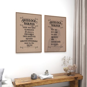 Puede incluir: Dos impresiones art&iacute;sticas enmarcadas con citas de Sherlock Holmes. Las impresiones tienen un fondo beige con texto negro y adornos decorativos. Una impresi&oacute;n dice: "Cuando has eliminado todo lo que es imposible..."