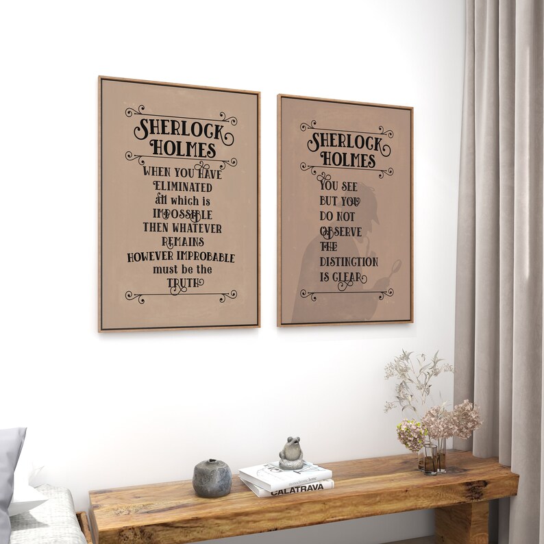Puede incluir: Dos impresiones art&iacute;sticas enmarcadas con citas de Sherlock Holmes. Las impresiones tienen un fondo beige con texto negro y adornos decorativos. Una impresi&oacute;n dice: "Cuando has eliminado todo lo que es imposible..."