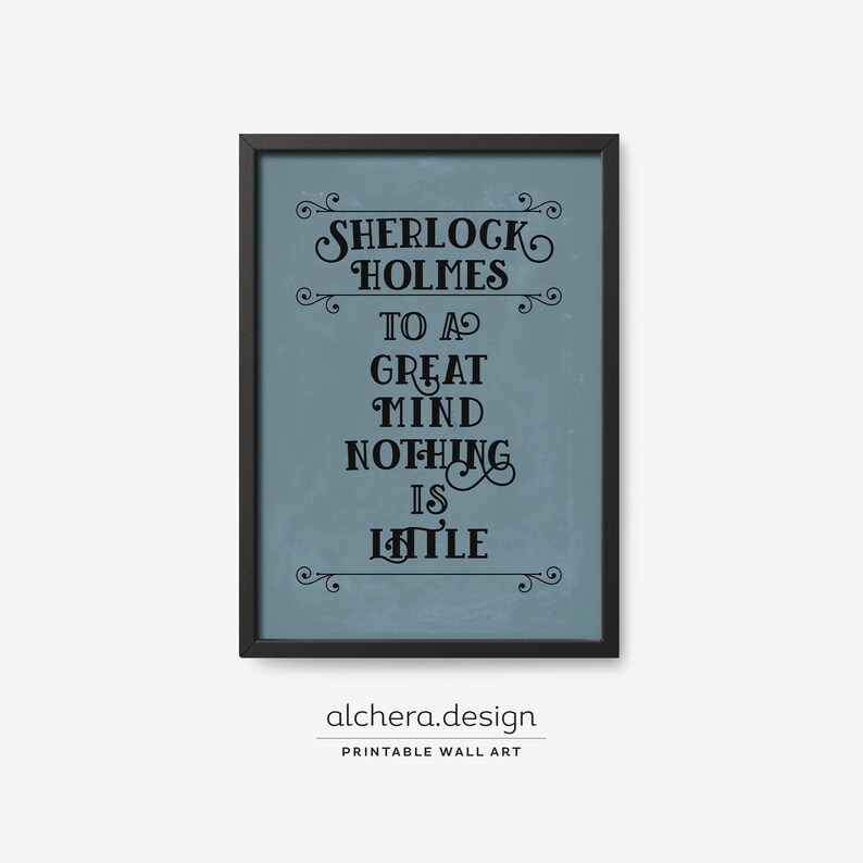 Puede incluir: Una impresi&oacute;n enmarcada con la cita "SHERLOCK HOLMES TO A GREAT MIND NOTHING IS LITTLE" en texto negro sobre un fondo azul gris&aacute;ceo. La impresi&oacute;n est&aacute; en un marco negro, con el texto "alchera.design PRINTABLE WALL ART" en la parte inferior.
