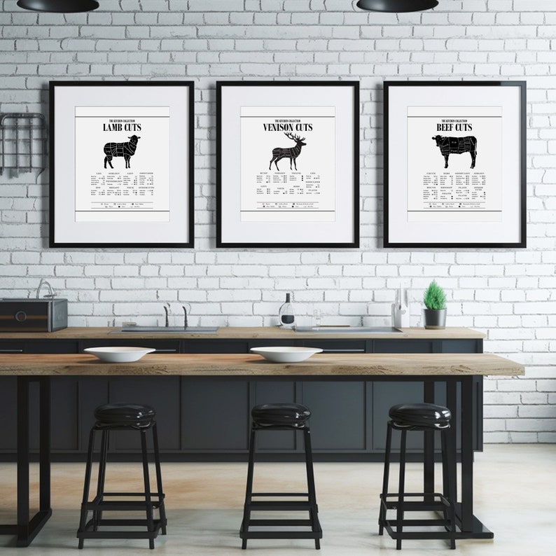 Puede incluir: Tres carteles enmarcados en negro con fondos blancos colgados en una pared de ladrillo blanco. Los carteles est&aacute;n etiquetados como "Lamb Cuts", "Venison Cuts" y "Beef Cuts" y cada uno presenta una silueta negra del animal con cortes de carne etiquetados.