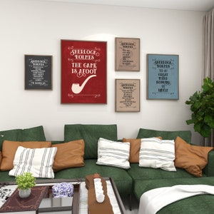 Puede incluir: Una colecci&oacute;n de arte mural enmarcado con tem&aacute;tica de Sherlock Holmes. El marco m&aacute;s grande es rojo con una ilustraci&oacute;n de pipa blanca y el texto "SHERLOCK HOLMES THE GAME IS AFOOT". Otros marcos presentan citas y texto de las historias de Sherlock Holmes.