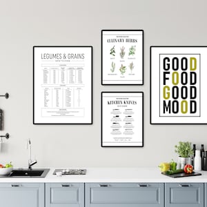 K&ouml;nnte beinhalten: Ein Satz von vier schwarzen gerahmten Drucken mit wei&szlig;em Text und Illustrationen. Die Drucke h&auml;ngen an einer wei&szlig;en Wand in einer K&uuml;chenumgebung. Die Drucke beinhalten "H&uuml;lsenfr&uuml;chte & Getreide Wie man kocht", "Kr&auml;uter der K&uuml;che", "K&uuml;chenmesser-Leitfaden" und "Gutes Essen Gute Laune".