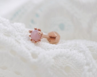 Delicados pendientes de oro macizo de 14 quilates con ópalo rosa natural y cierre de rosca. Hipoalergénicos. Pequeño piercing de oro para hélice. Pendiente de calibre para trago.
