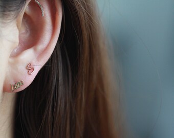 Delicados pendientes individuales de oro macizo con inicial y cierre de rosca, hipoalergénicos, pequeños piercings de oro para hélice, dilatadores y tragus.