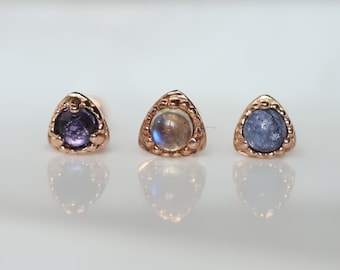 Delicados pendientes de oro macizo de 14 quilates con piedras preciosas naturales y cierre de rosca. Hipoalergénicos. Pequeño piercing de oro para hélice. Pendiente de calibre para trago.