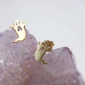 Feine Gold Halloween Ohrringe,Halloween Geschenk,Geist Ohrringe,Gold Ohrstecker,Tiny Gespenst Ohrstecker,winzige Gold Ohrstecker,Geschenk für sie,Gold Ohrringe