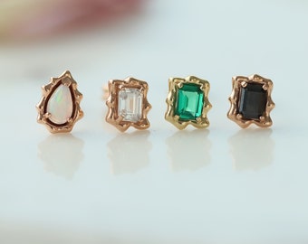 Delicados pendientes de oro macizo de 14 quilates con ópalo sintético y circonita cúbica baguette, con cierre de rosca, hipoalergénicos, piercing de hélice dorado y pendiente de trago.