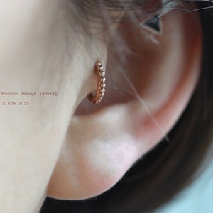 14K Gold dot Hoop Ohrringe, Hoop Ohrringe, Skinny Hoops, Kleine Ohrringe, Minimalistischer Schmuck für jeden Tag, Gold Huggie Hoop, Snap post
