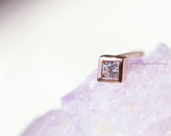 Delicados aretes cuadrados de oro macizo de 14 quilates con cierre de rosca. Para mamá. Aretes hipoalergénicos. Aretes pequeños de oro. Piercing para hélice. Aretes de dilatación y dilatación.