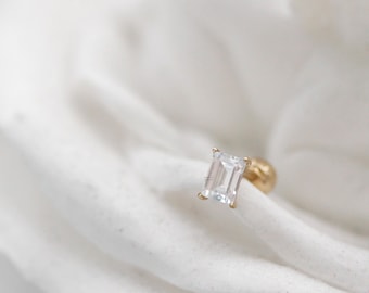 Delicados pendientes de oro macizo de 14 quilates con circonita cúbica baguette y cierre de rosca. Hipoalergénicos. Pequeño piercing de oro para hélice. Pendiente de calibre para trago.