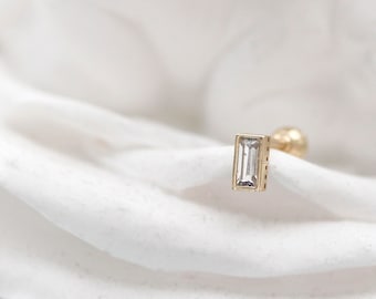 Delicados pendientes de oro macizo de 14 quilates con circonita cúbica baguette y cierre de rosca. Hipoalergénicos. Pequeño piercing de oro para hélice. Pendiente de calibre para trago.