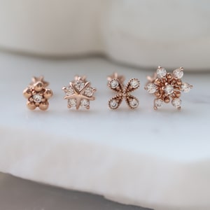 小さな花の 18 ゲージ フラット バック ゴールド ピアス、繊細なゴールド ピアス、ヘリックス ピアス、軟骨、トラガス ピアス