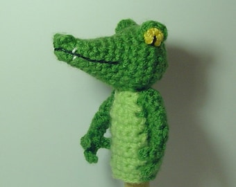 Crocodile finger puppet, crochet pattern.