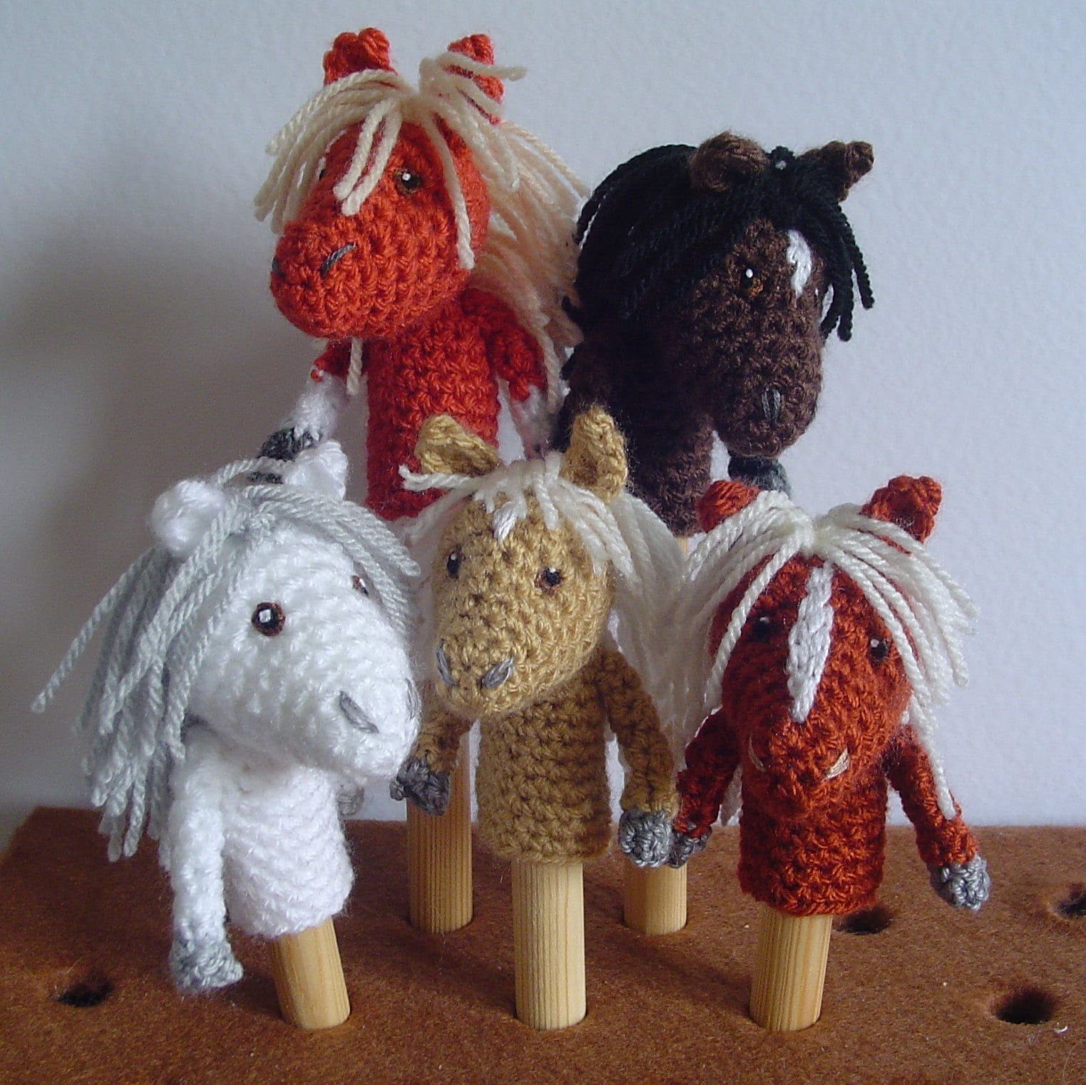 Horse Finger Puppet Crochet Pattern. Easy to follow pattern in English and based on the UK stitch names.