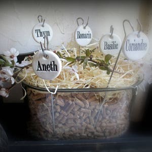 Aromatic Plants: Round pierced ceramic inscriptions of your choice (the skewer is not provided)