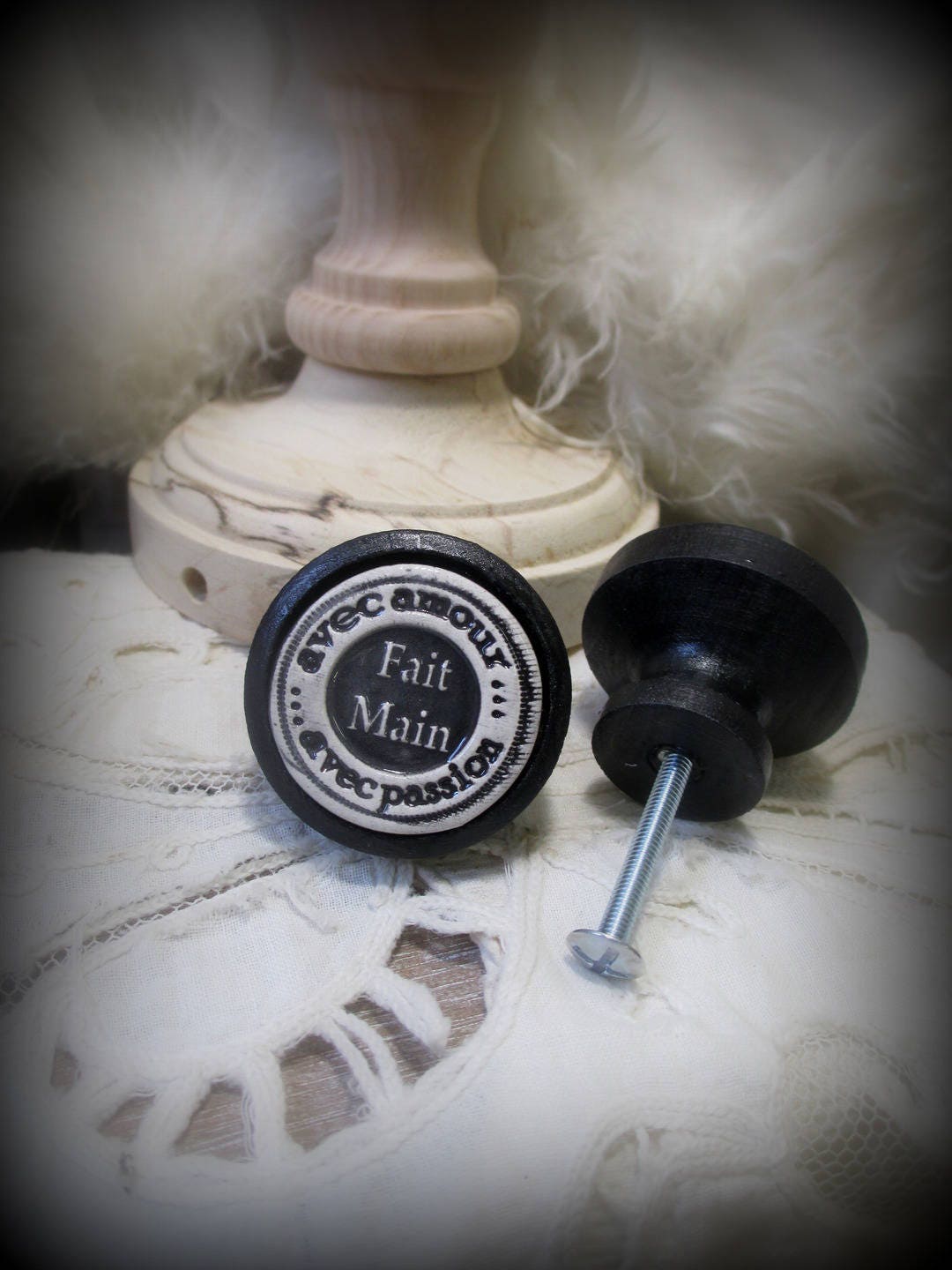 Un Bouton de Meuble | Porte ou Tiroir en Bois et Terre Cuite Émaillée Fait Main