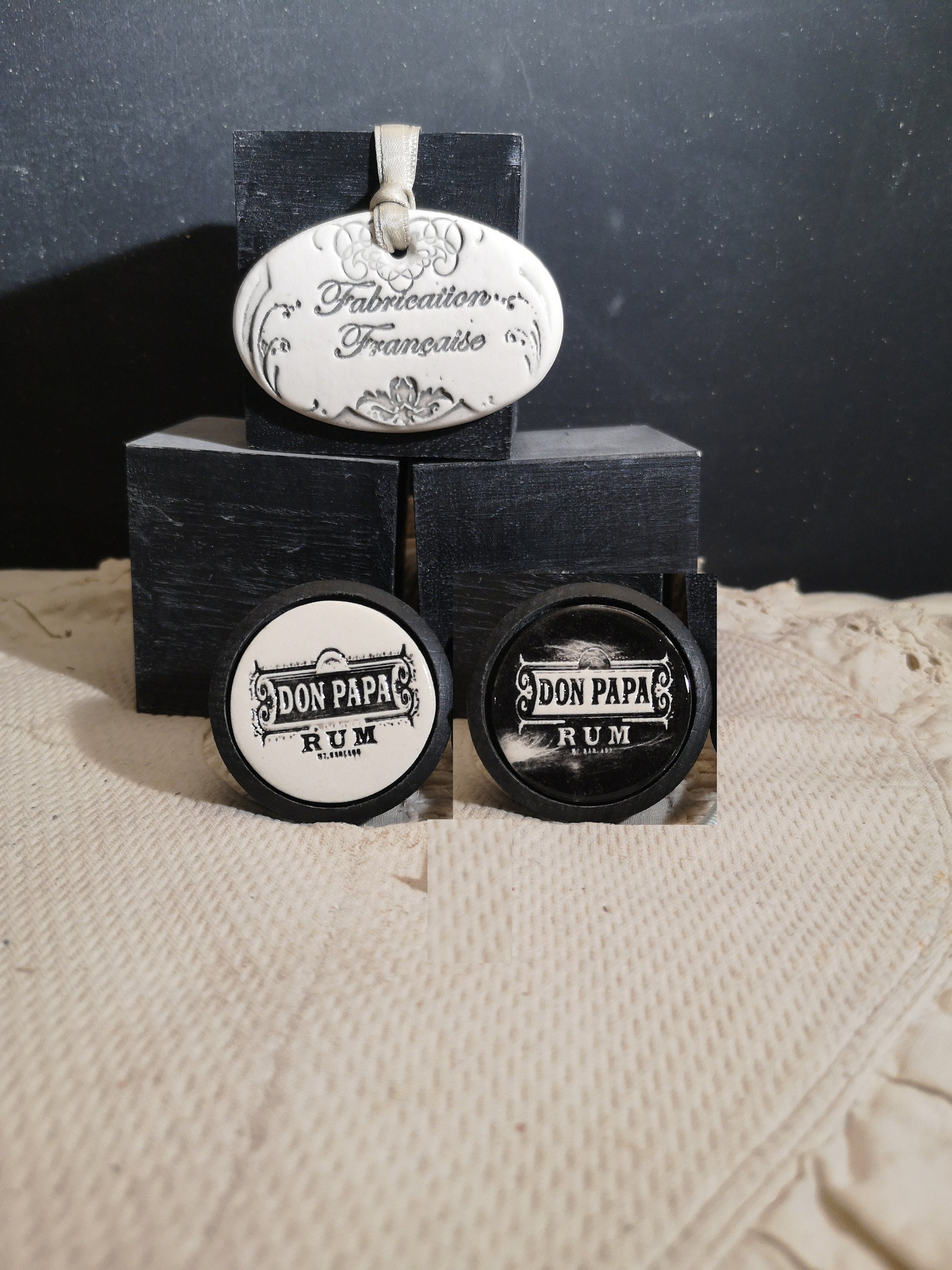 Bouton Publicitaire Artisanal Meuble Rum Papa Don Fond Noir ou Crème