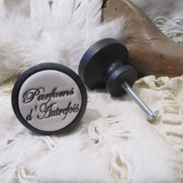 Un Bouton de Meuble | Porte ou Tiroir en Bois et Céramique Parfum d'autrefois