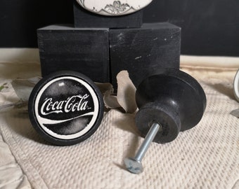 CACO COLA Schubladenmöbelknopf schwarzer Hintergrund