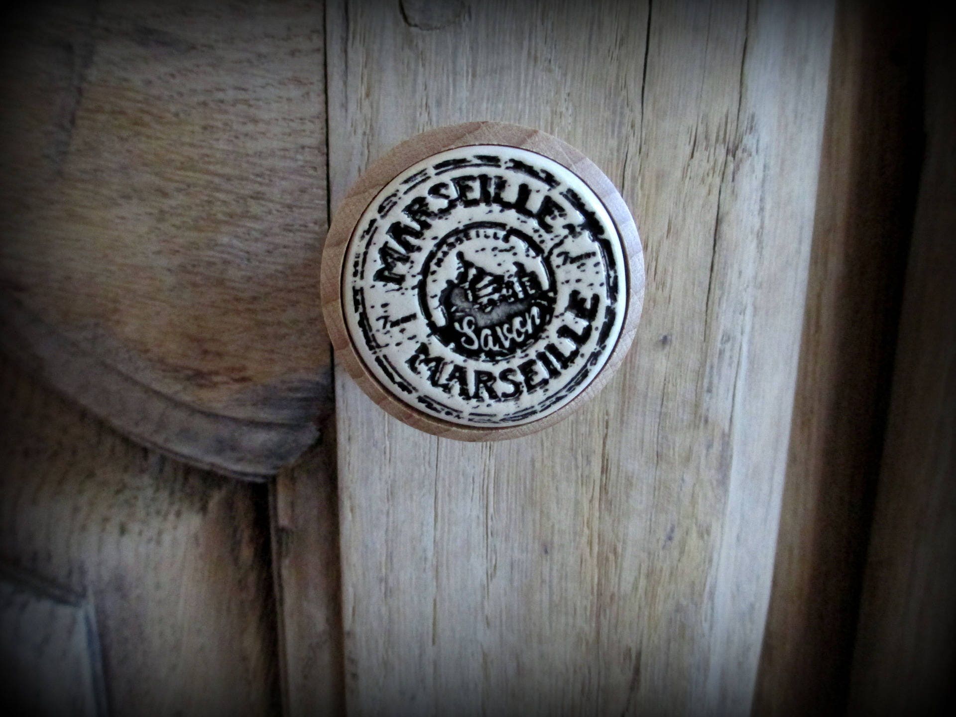 Un Bouton de Meuble | Porte ou Tiroir en Bois et Terre Cuite Émaillée | Cuite à 980 Degré