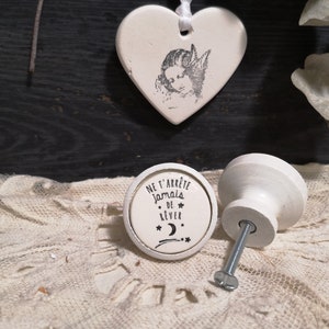 May include: White ceramic knob with the French phrase "Ne t'arrête jamais de rêver" (Never stop dreaming) and a crescent moon and stars design.