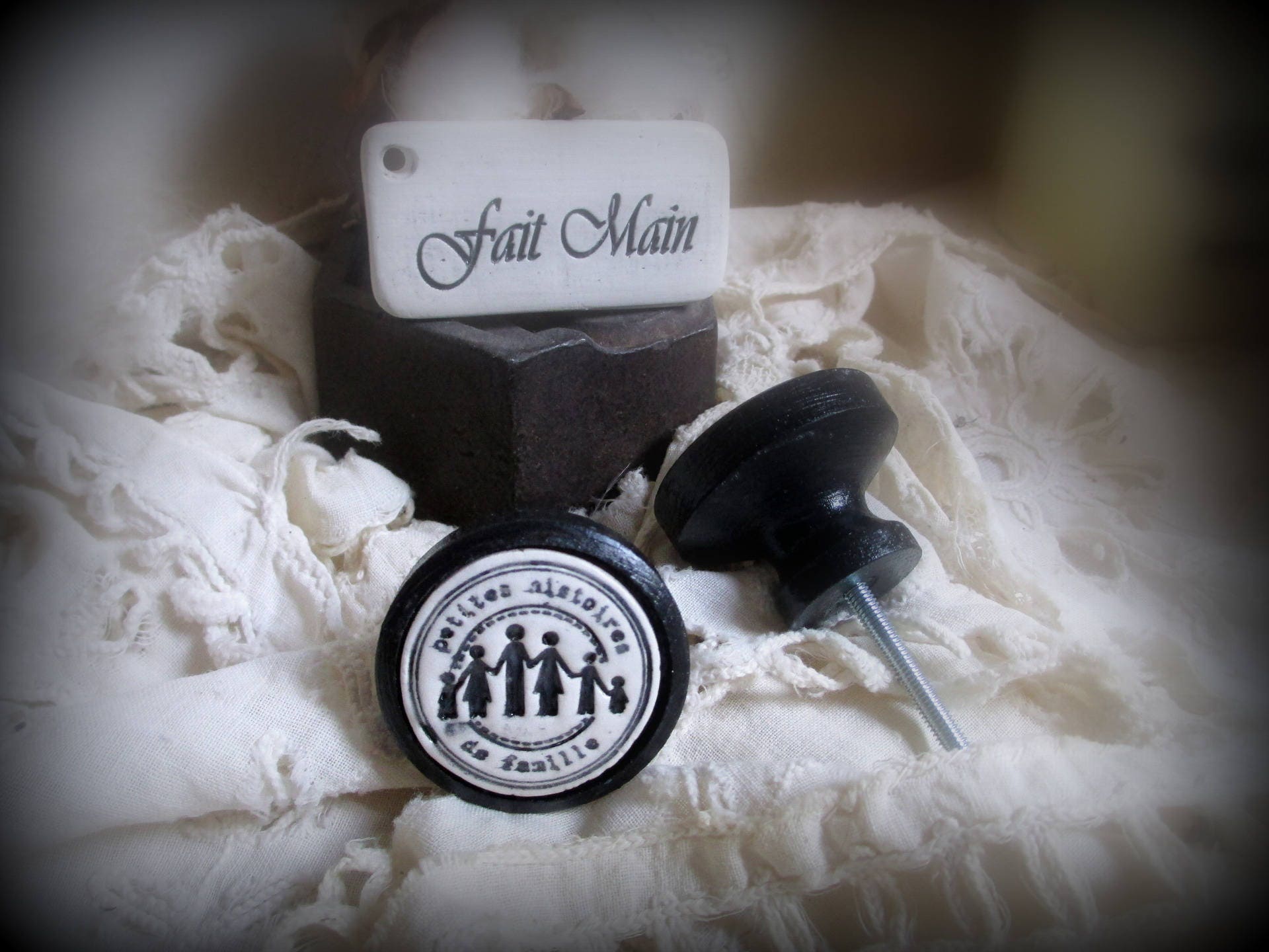 Un Bouton de Meuble | Porte ou Tiroir en Bois et Terre Cuite Émaillée Petites Histoires... | Vendu à