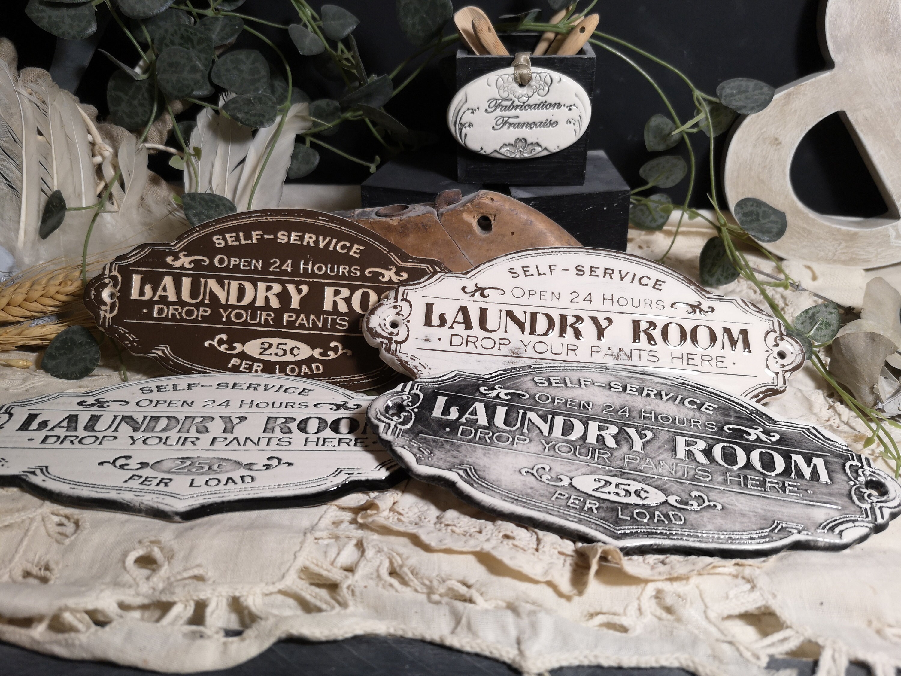 Plaque en Terre Cuite Émaillée Laundry Room .