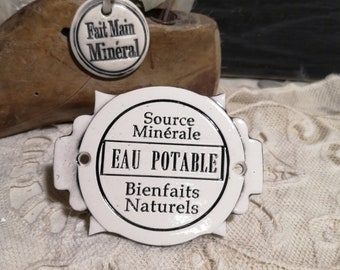 une Plaque En céramique : EAU Potable/NON Potable.