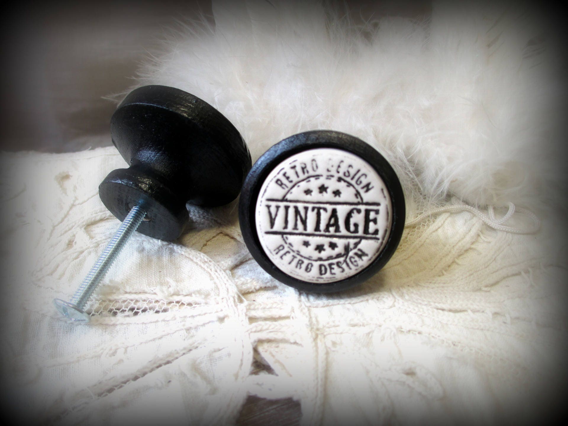 Un Bouton de Meuble | Porte ou Tiroir en Bois et Céramique Vintage