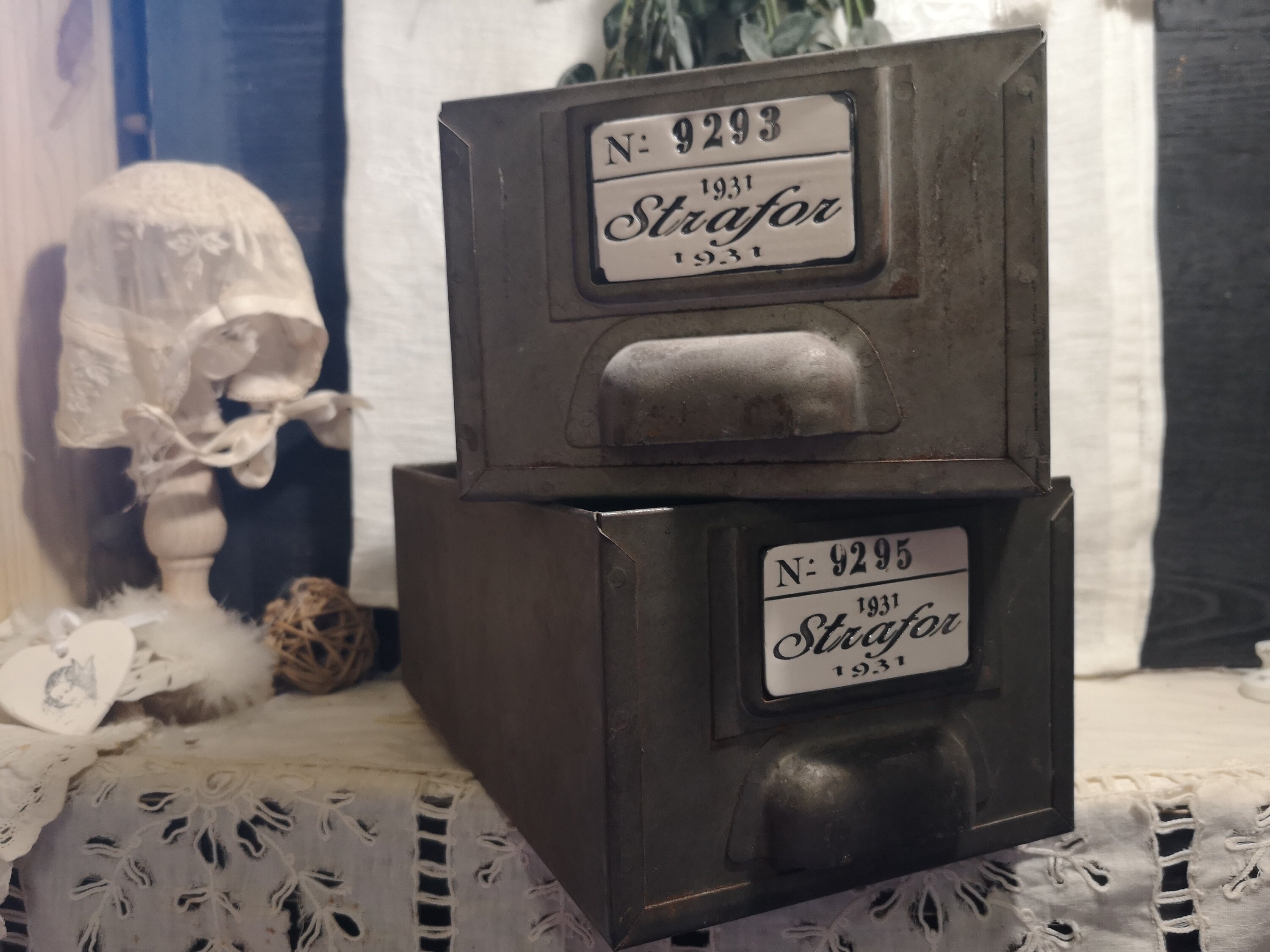 Casier en Métallique Industriel Ancien Décoré d'une Plaque Céramique Aimantée