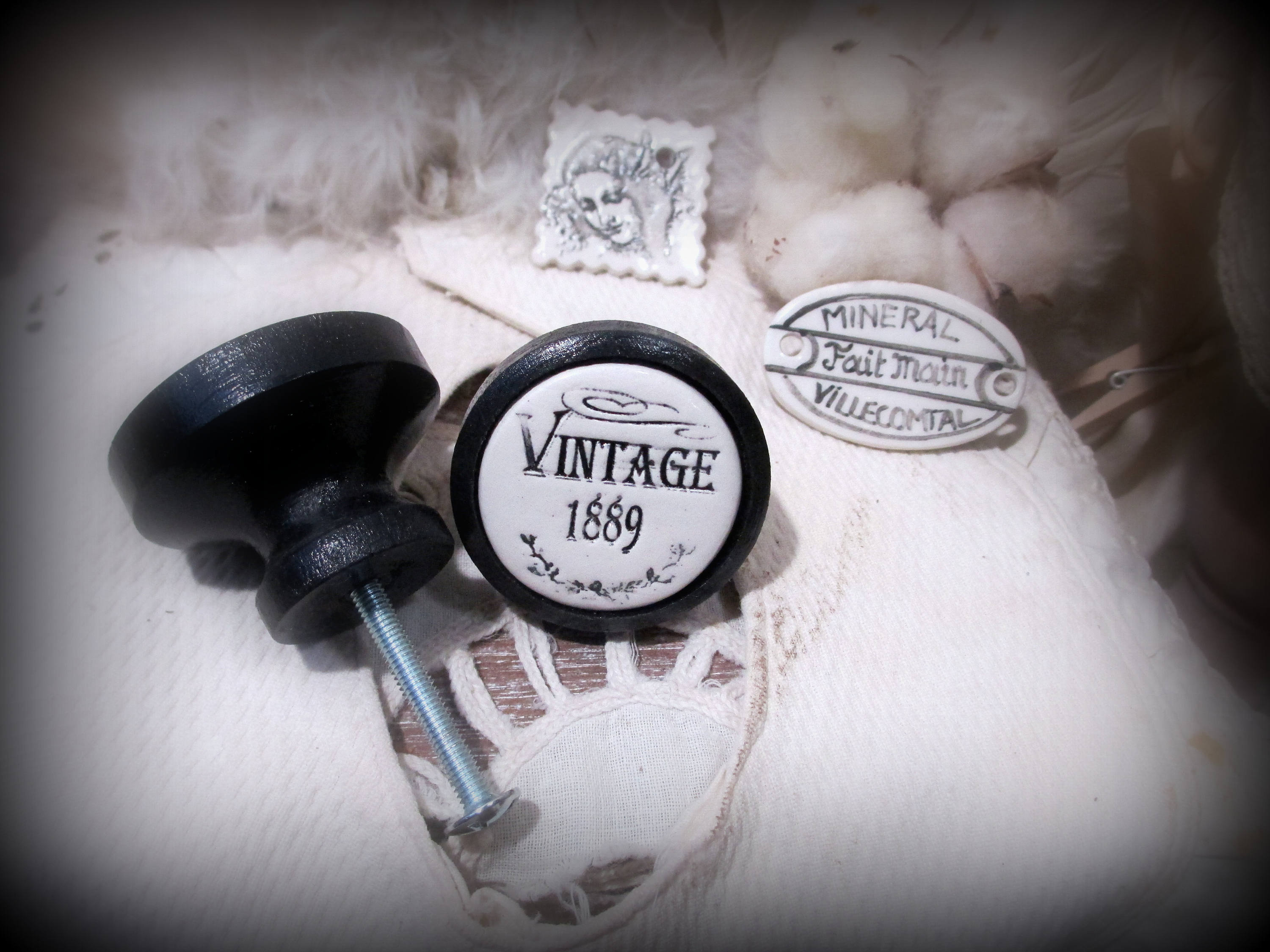 Un Bouton de Meuble | Porte ou Tiroir en Bois et Céramique Vintage | Bis