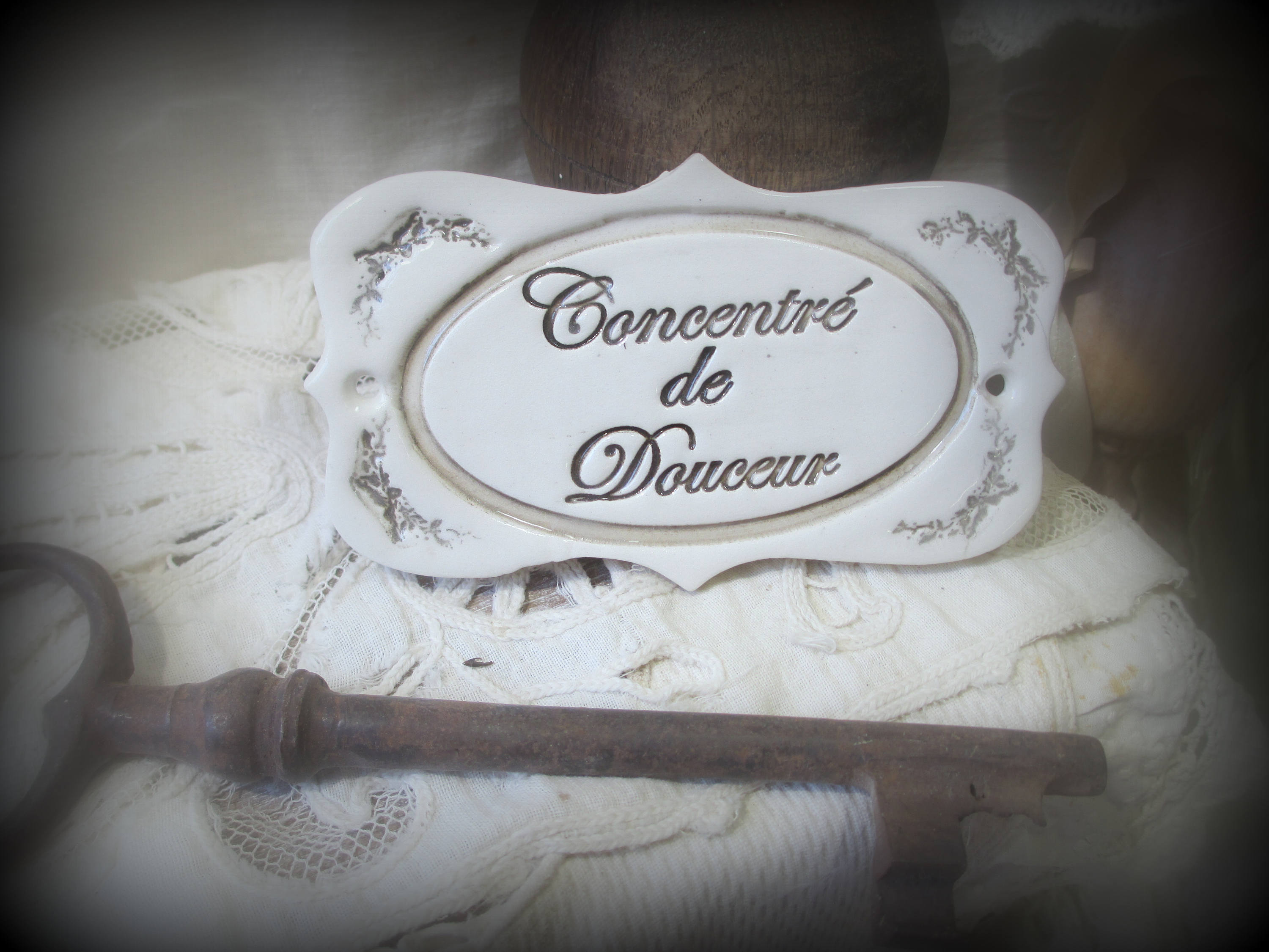 Une Plaque en Terre Cuite Emaillée concentré de Douceur ou Concentré Bohneur