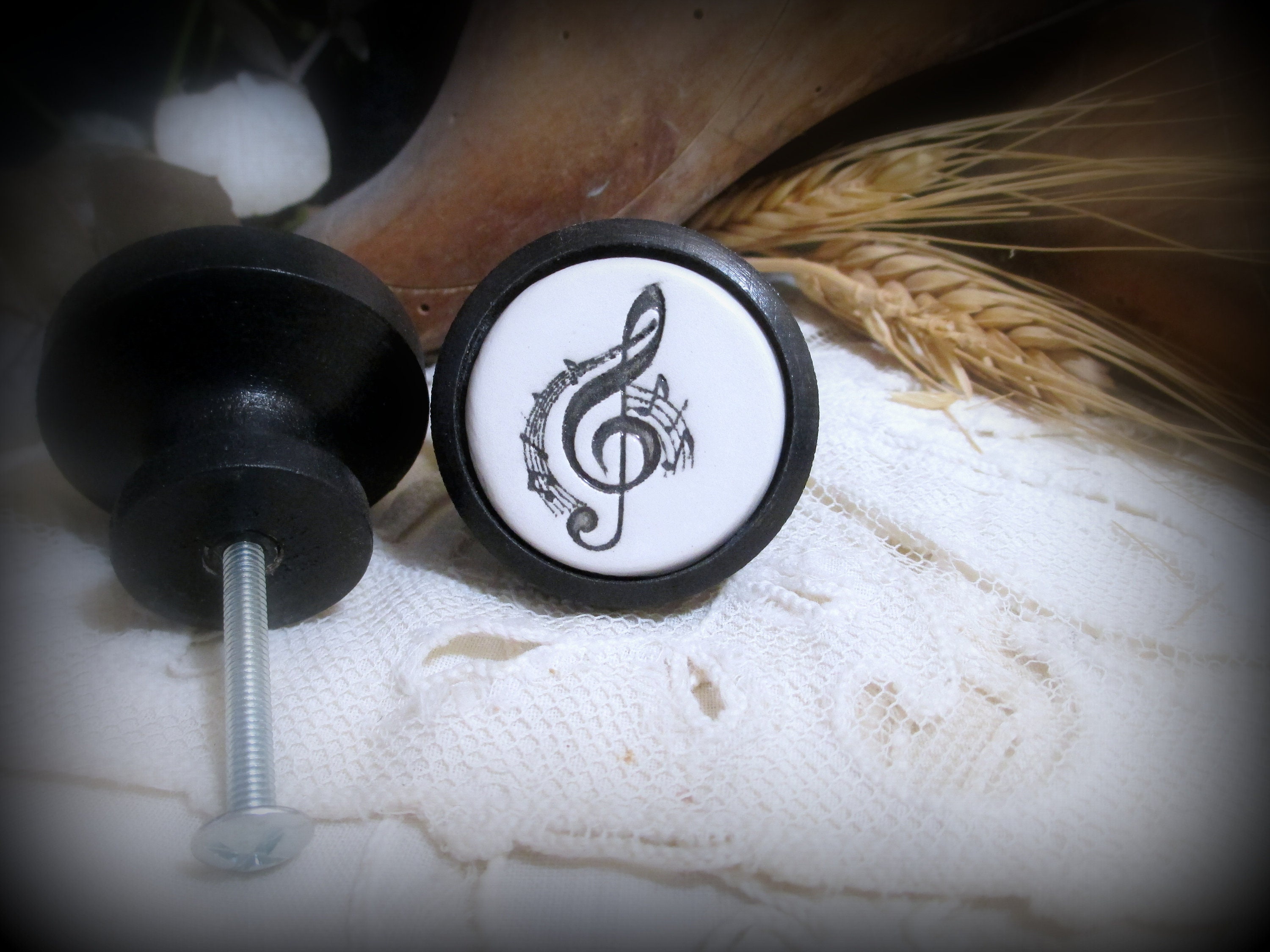 Un Bouton de Meuble | Porte ou Tiroir en Bois et Terre Cuite Émaillée Clé Sol