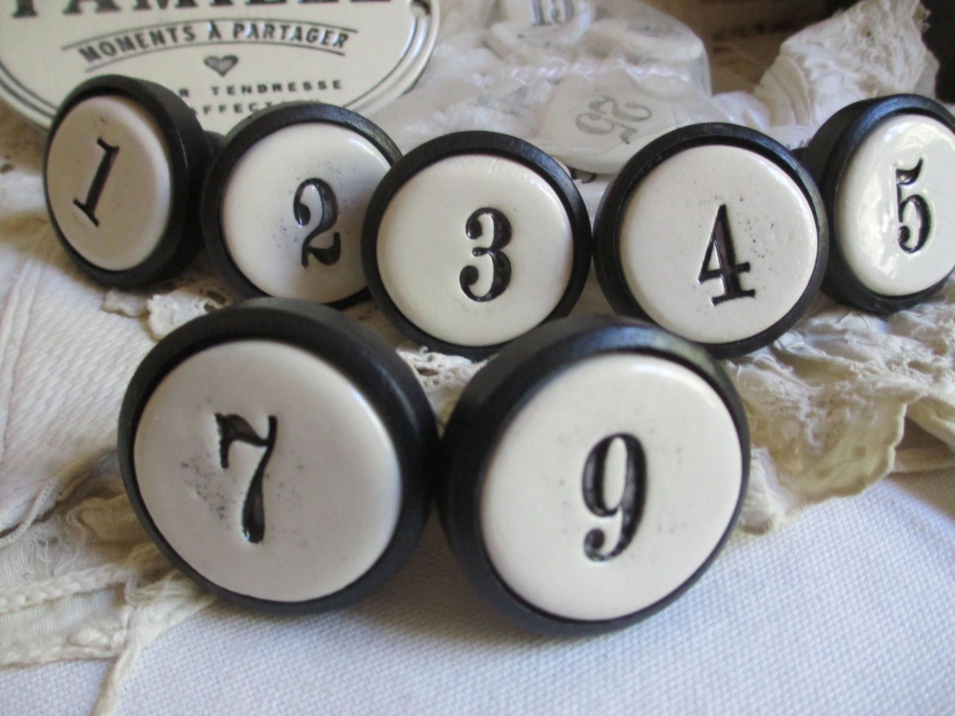 Un Bouton de Meuble Vendu à L'unité. | Porte ou Tiroir en Bois et Terre Cuite Émaillée N 1 40