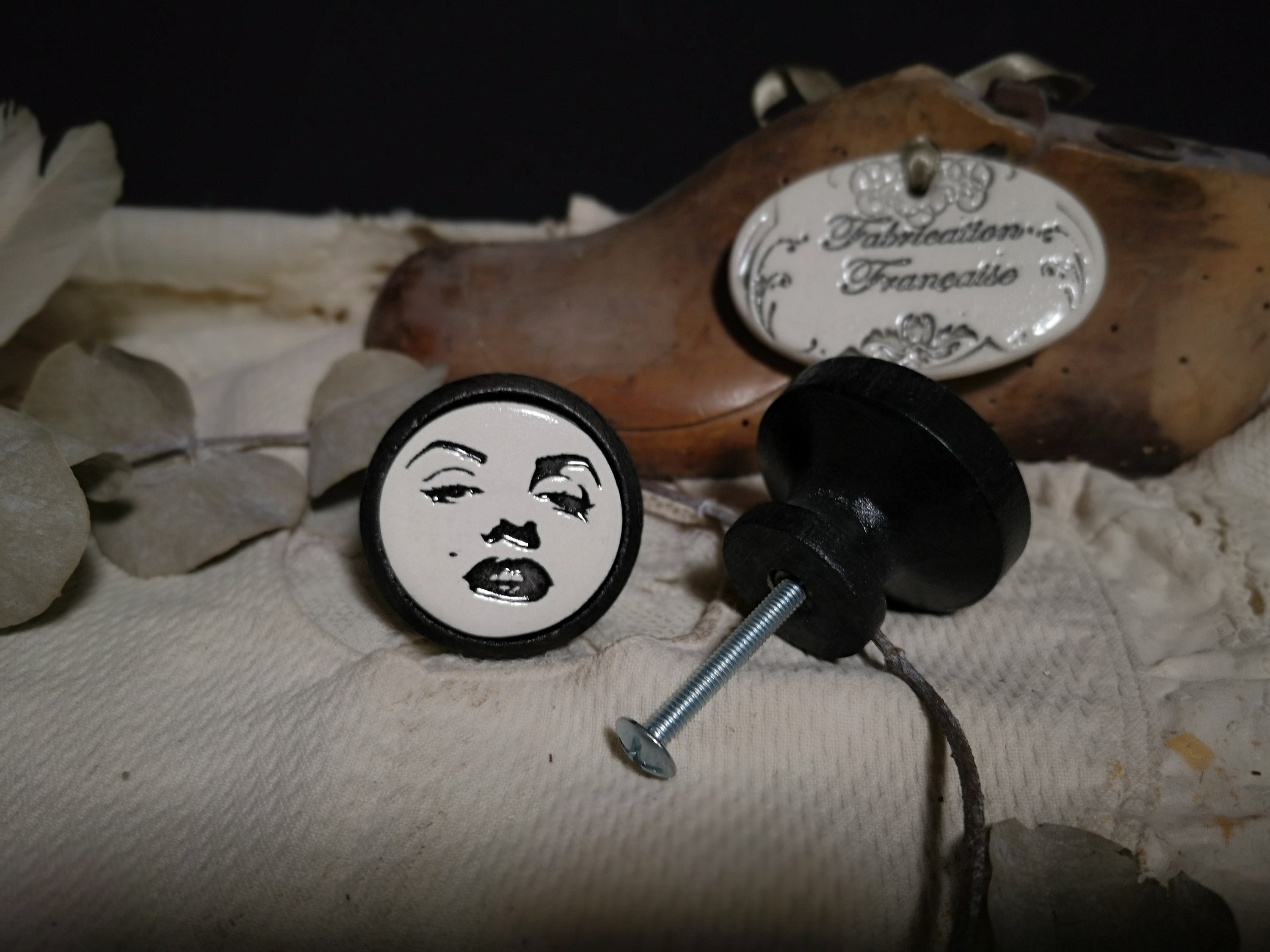 Un Bouton de Meuble Porte ou Tiroir en Bois et Terre Cuite Émaillée marilyn Monroe Vendu à L'unité