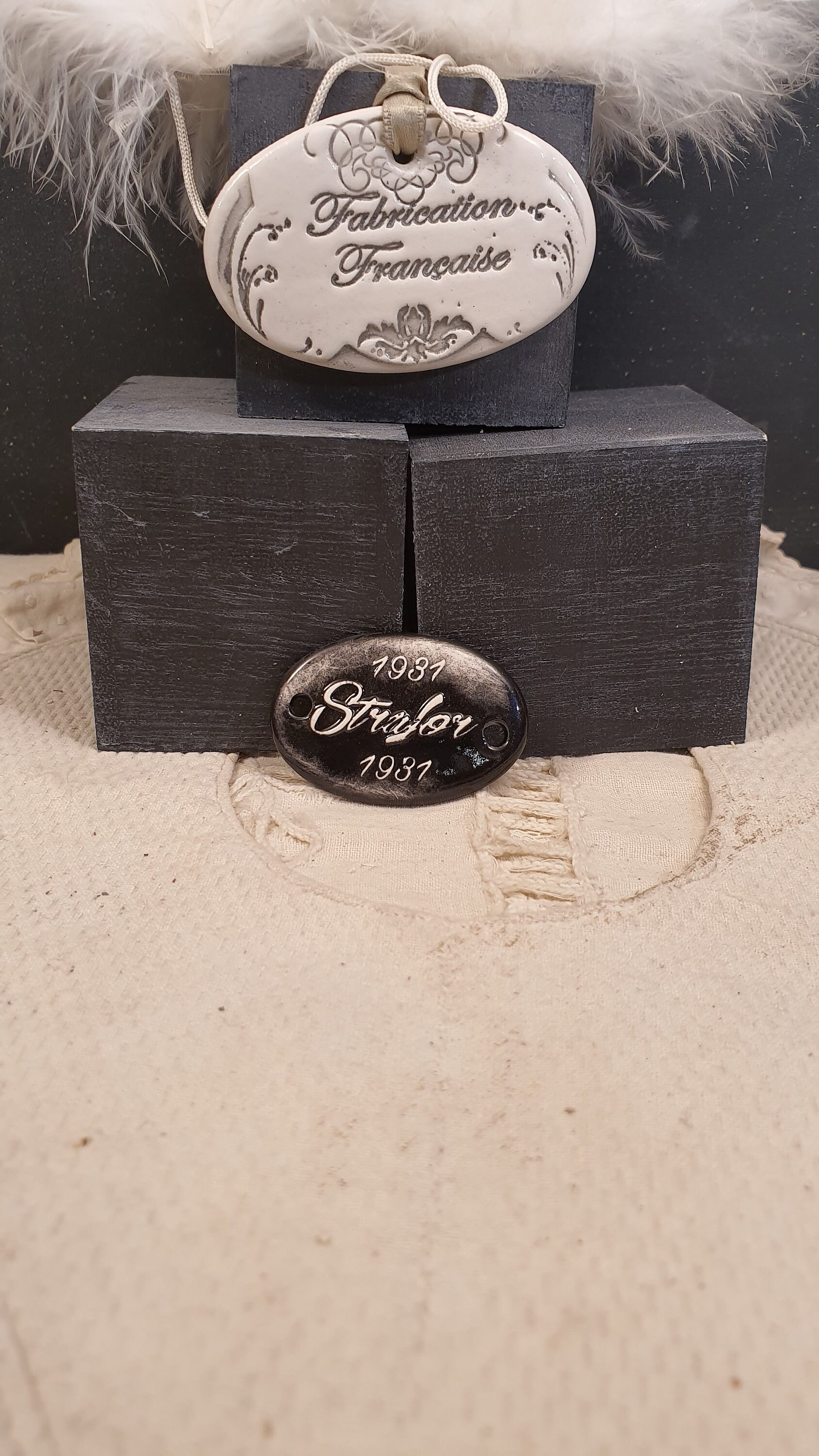 Plaque Émaillée Ovale 5x2.9 cm sur Mesure Fond Noir Écriture Crème