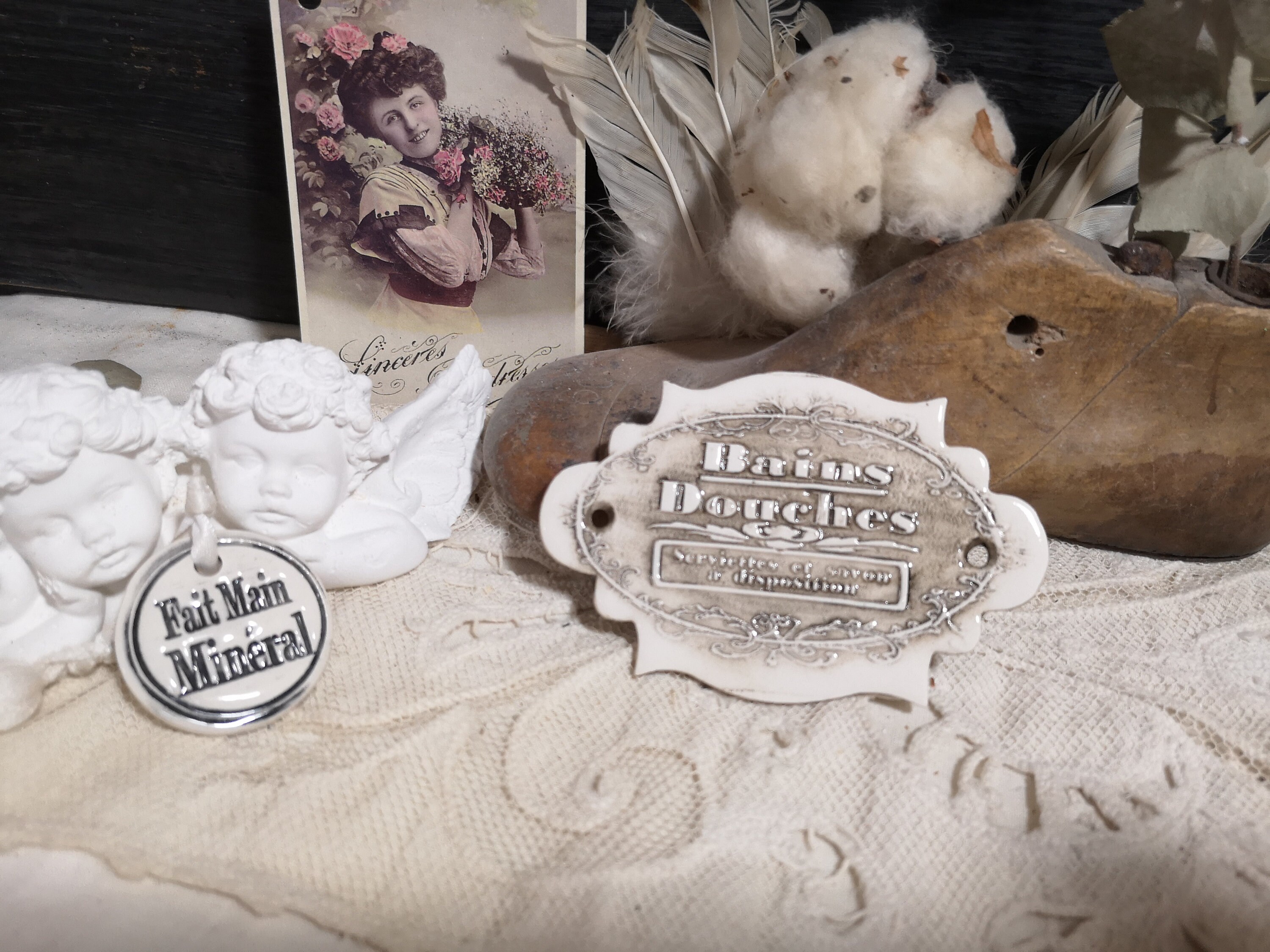 Une Plaque en Terre Cuite Emaillée bains Douche Serviettes et Savon à Disposition