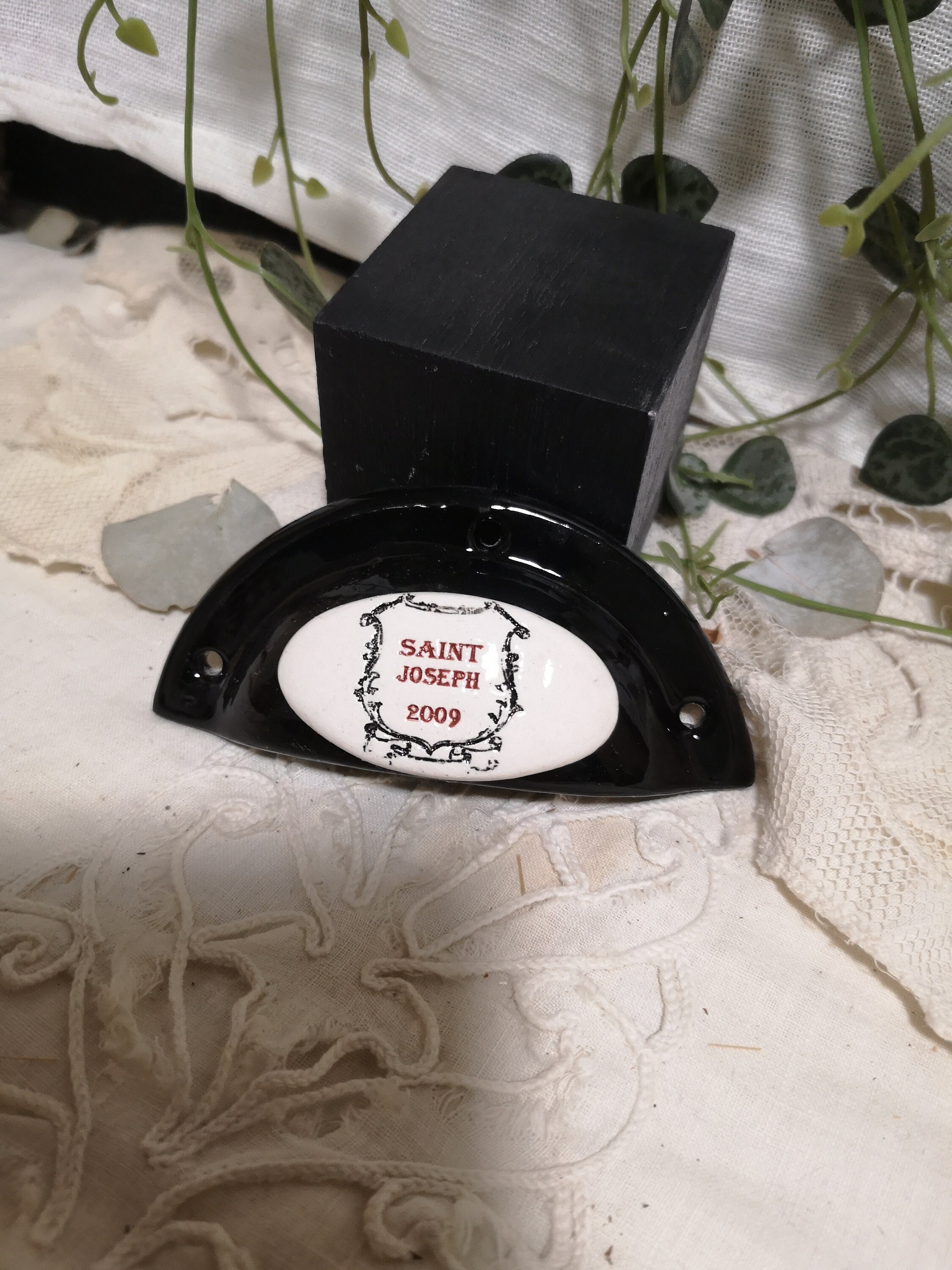 1 Poignée Coquille Grands Crus en Terre Cuite Émaillée Noire Inscription Bi Couleur | Fabrication Ar