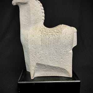 HORSE! Statuette on a wooden base &quot;Marbell Stone Art Belgium&quot; sandstone - an eye-catcher!
