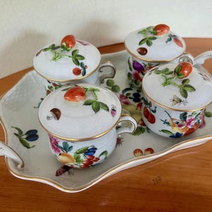 Bandeja Herend de Hungría + 4 tazas con tapa. Decoración antigua con escena de mercado. ¡Artículo raro! Decoración dorada. Juego de 9 piezas.