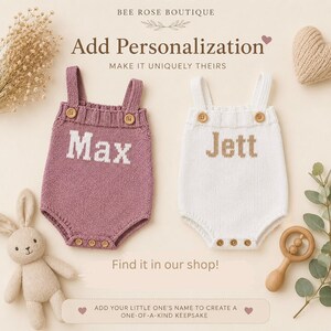 K&ouml;nnte beinhalten: Zwei personalisierte Baby-Strampler, einer in Mauve und einer in Wei&szlig;, mit den Namen "Max" und "Jett" auf der Vorderseite gestrickt. Die Strampler haben Holzkn&ouml;pfe und werden mit einem Stoffhasen, einer Holzrassel und dem Text "Add Personalization" pr&auml;sentiert.