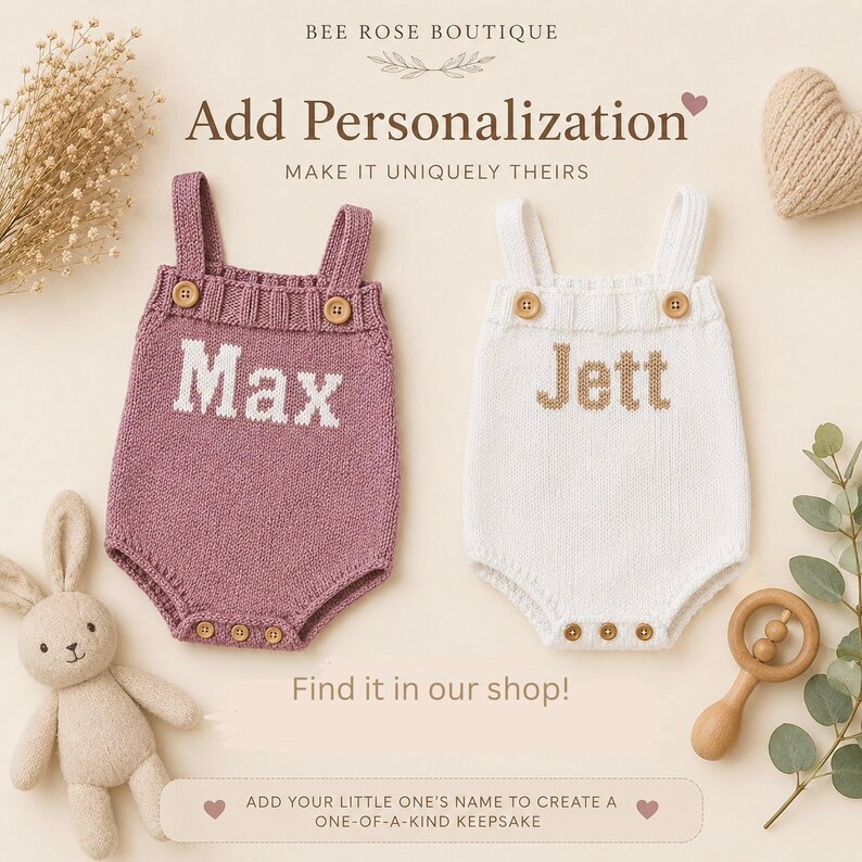 K&ouml;nnte beinhalten: Zwei personalisierte Baby-Strampler, einer in Mauve und einer in Wei&szlig;, mit den Namen "Max" und "Jett" auf der Vorderseite gestrickt. Die Strampler haben Holzkn&ouml;pfe und werden mit einem Stoffhasen, einer Holzrassel und dem Text "Add Personalization" pr&auml;sentiert.