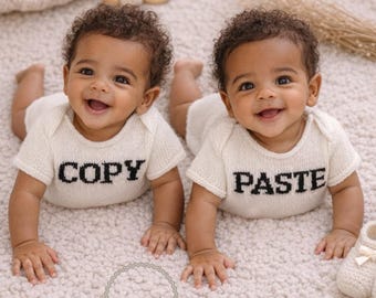 Copier-coller tenue de bébé jumeau, ensemble de body assorti pour jumeaux, tenue de jumeaux drôle, tenue de faire-part de jumeaux, cadeau de bébé jumeau en tricot fait main