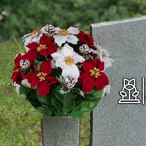 Arreglo de cementerio con flores de Pascua rojas y blancas y piñas escarchadas para jarrón - Flores de invierno o navideñas para jarrón de cementerio