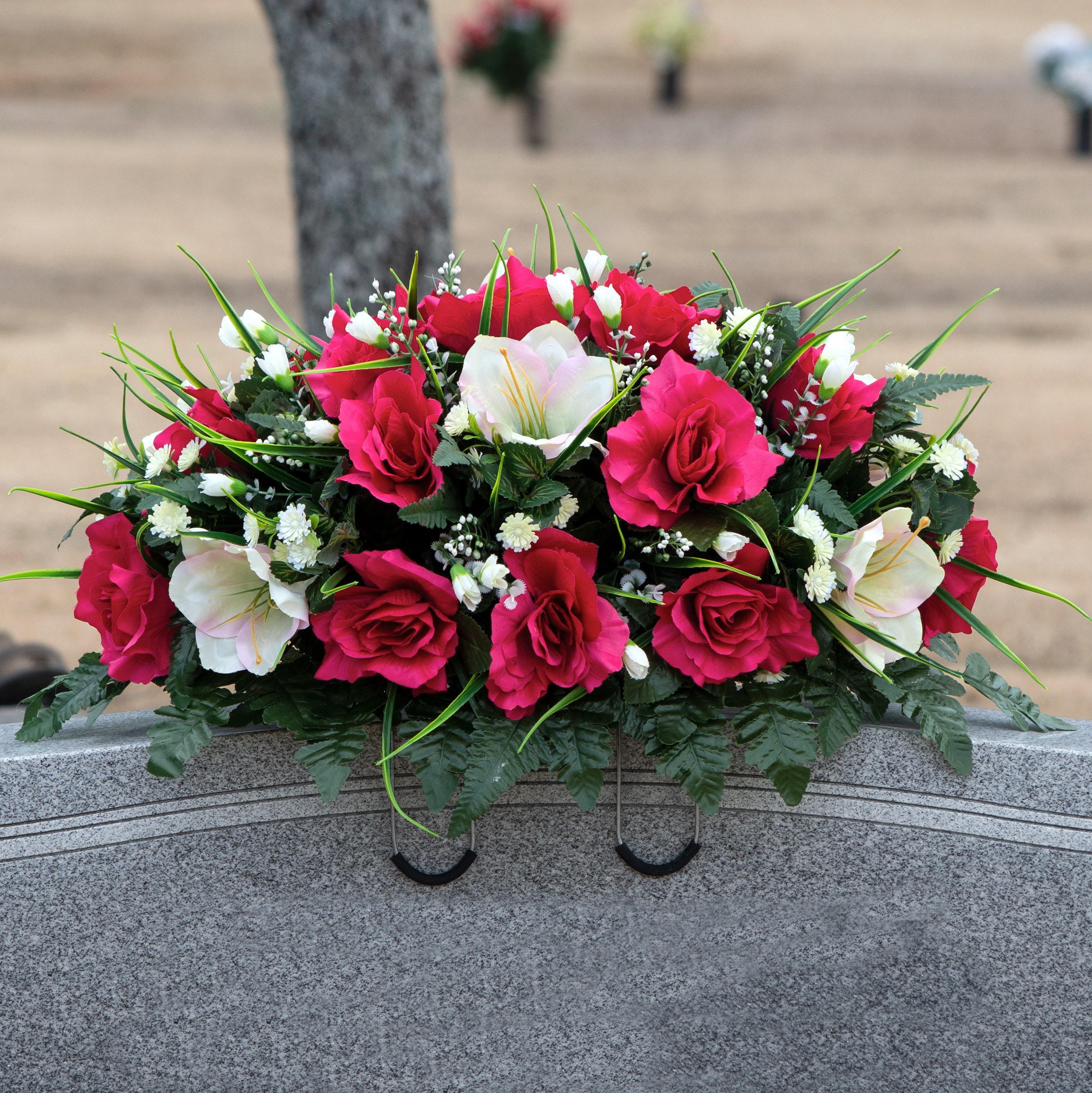  XONOR Flores artificiales para cementerio, juego de 2 ramos de  rosas artificiales, flores conmemorativas con jarrón para decoración de  lápidas de cementerio (rojo) : Hogar y Cocina