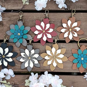 Leder Blumen Geldbörse Charme, 7 Styles, Handtasche Taschen Anhänger Zubehör, Clip auf Taschenbeutel Charme, Weiß, Lagune, Burgund, Braun, Grau, Schwarz Charme