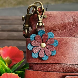 Burgunder und Blau Leder Blume Geldbörse Charme, 6 Styles, geschichtete Blumen Tasche Flair, Clip auf, blau türkis, braun, beige, gelb, rot Charme