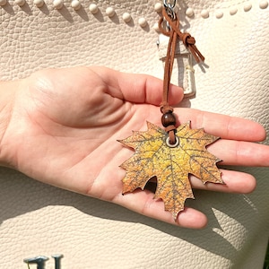 Bunter Leder Ahornblatt Geldbörse Charm, Gold Silber handbemalt aus echtem Leder, Taschenanhänger Charm Accessoire, Geldbörse Flair, Geschenk für Naturliebhaber